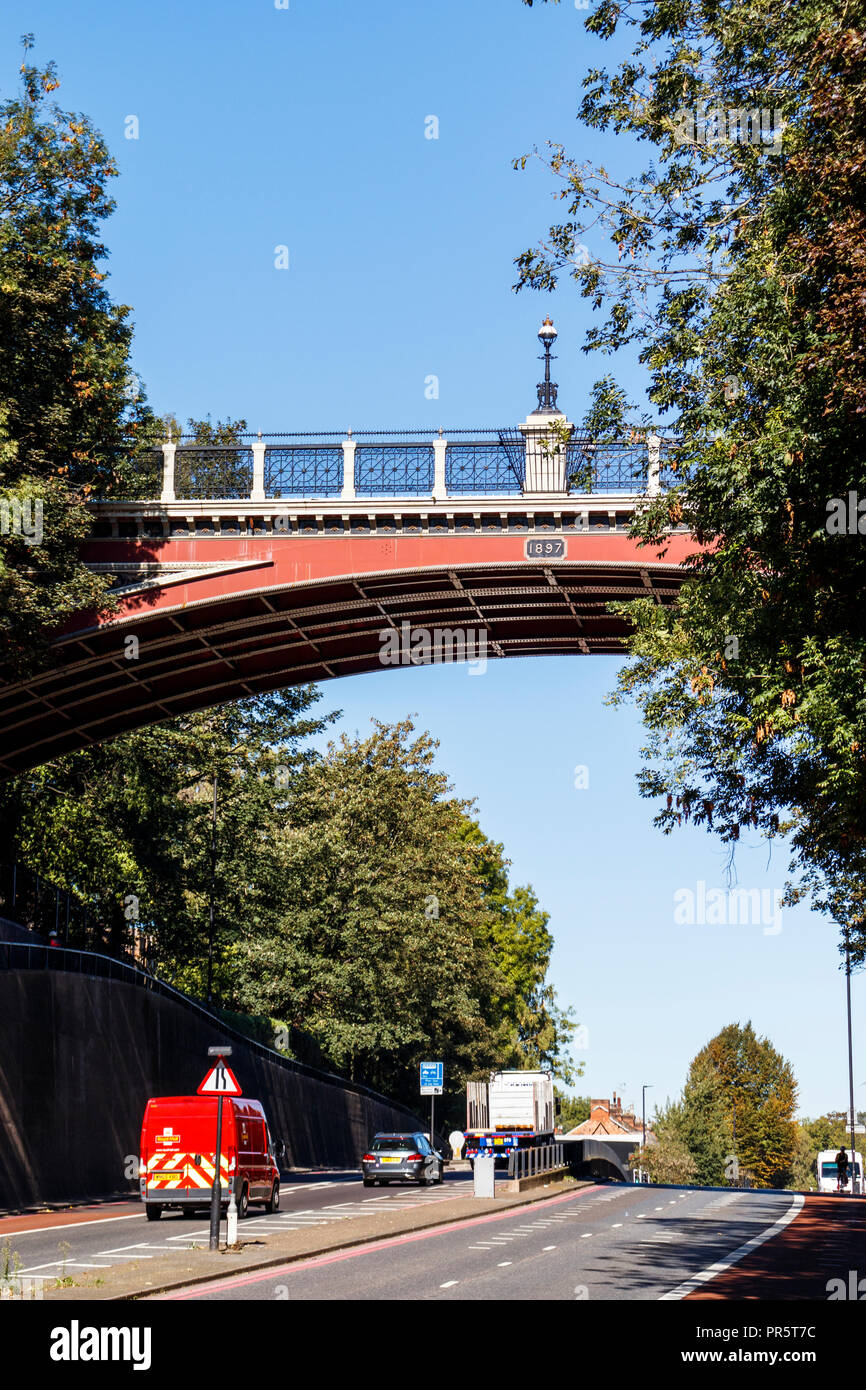 Il famoso Arco Vittoriano ponte, costruito nel 1897 per sostituire il precedente John Nash bridge, portando Hornsey Lane attraverso Archway Road, London, Regno Unito Foto Stock