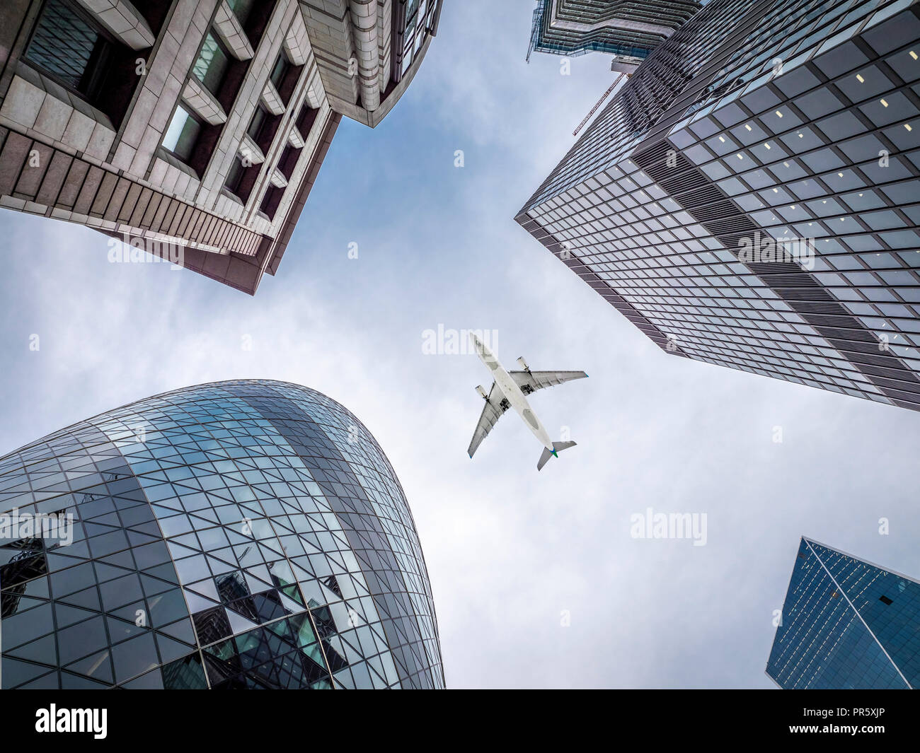 Londra nel Regno Unito. In alto di edifici iconici con aeroplano che vola su di essi Foto Stock