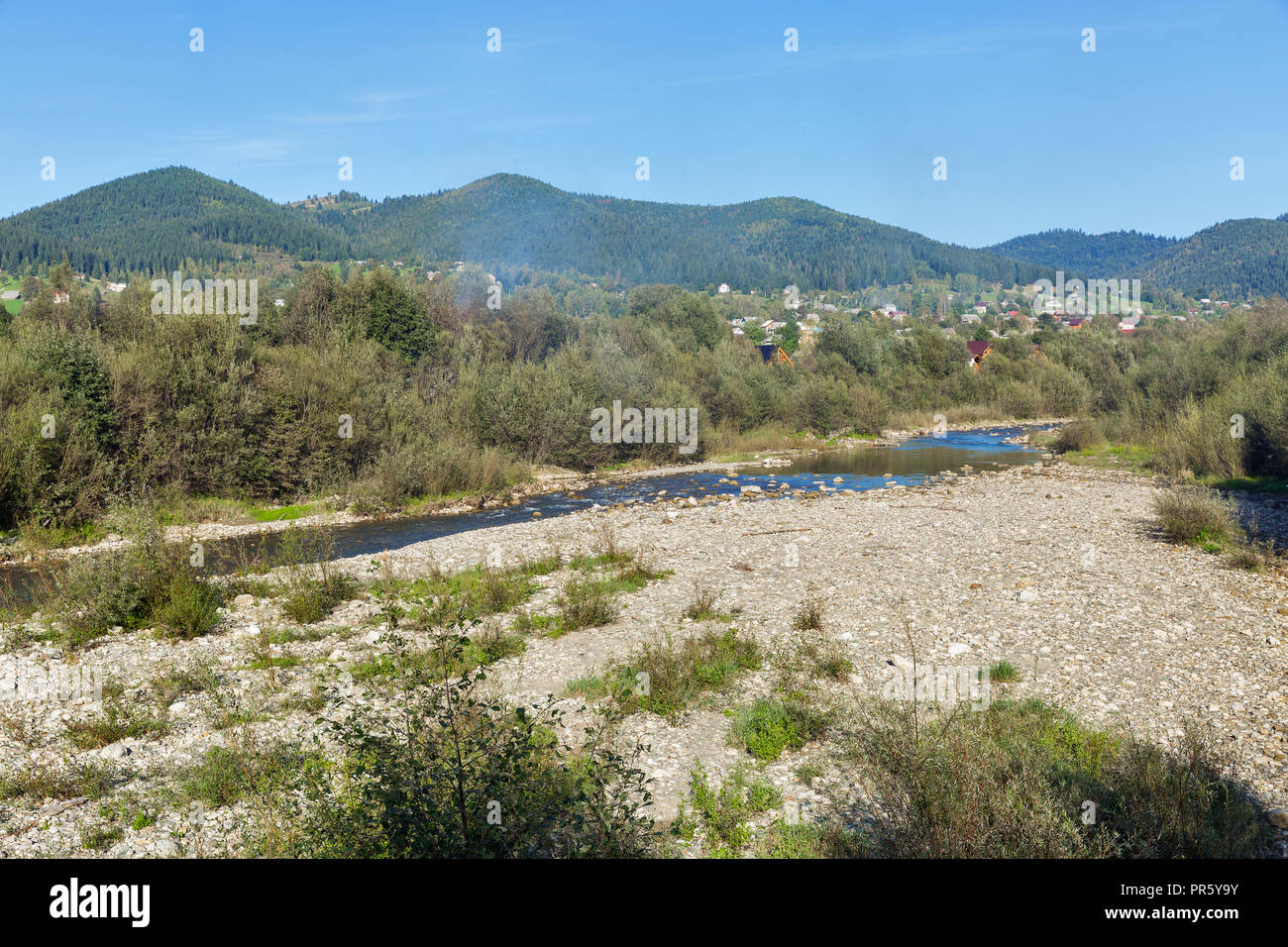 Carpazi fiume Prutet in Mikuliczyn, Ucraina Occidentale. Foto Stock