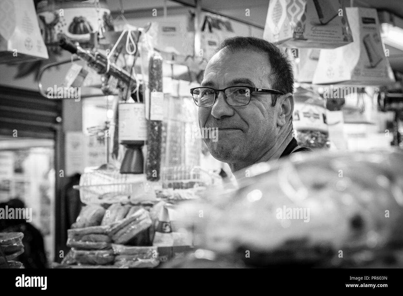 Stallholders in Bradford's Oastler shopping centre, Bradford, West Yorkshire, Regno Unito Foto Stock