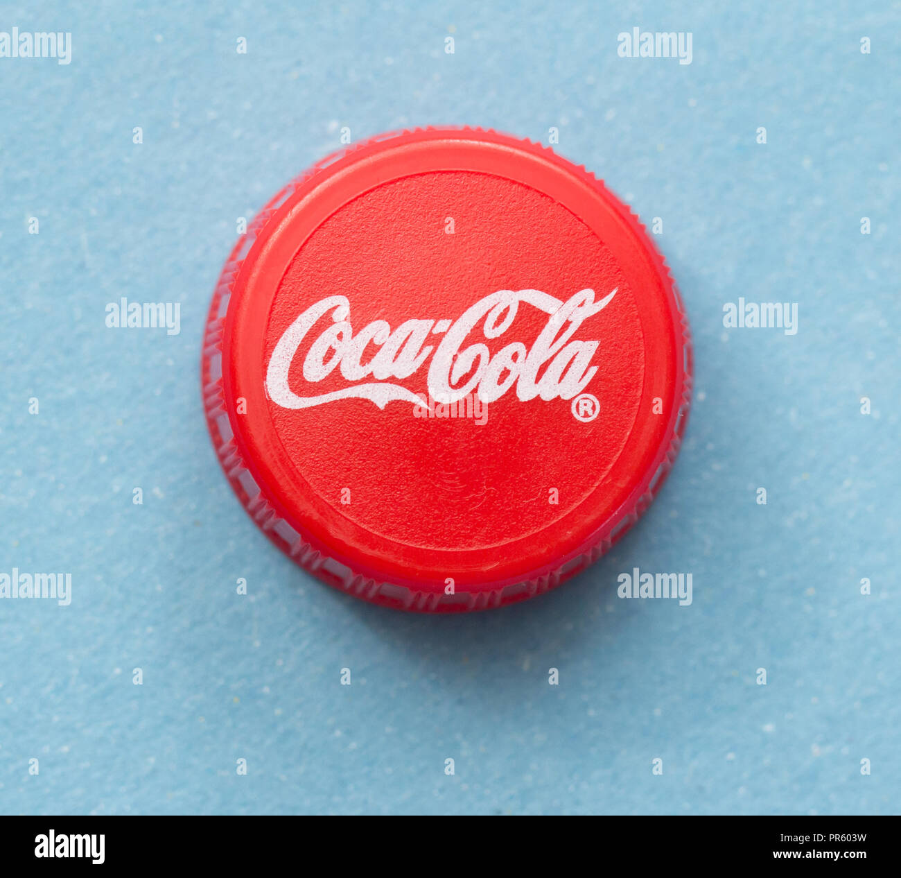 Bratislava, Slovacchia- Aprile 2018: immagine illustrativa della Coca Cola  tappo di bottiglia su sfondo blu Foto stock - Alamy