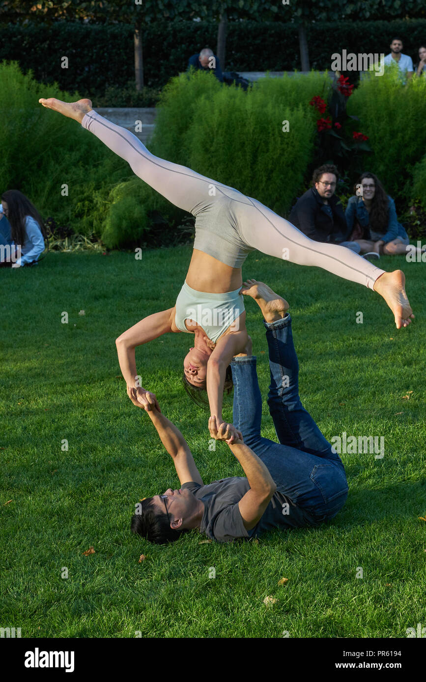 Acrobazie in fun park uomo e donna Foto Stock