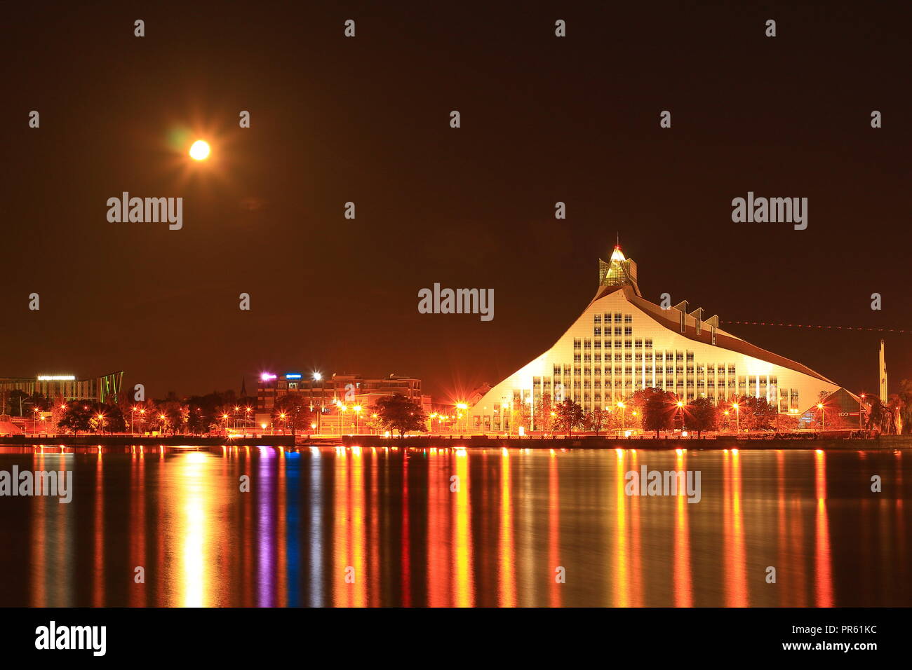 Riga, Lettonia - Sep 20, 2018: La Biblioteca nazionale della Lettonia ( Castello di luce ) di notte. Foto Stock
