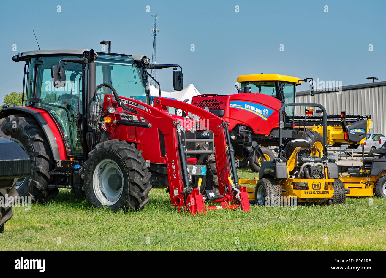 Emporia Kansas, Stati Uniti d'America, Agosto 18, 2018 come parte delle carni bovine annuale Fest di vari tipi di attrezzature agricole realizzato da New Holland è sul display al di fuori del palazzo di Anderson al Lyon County Fairgrounds. Incluse mietitrebbie e testate, trattori, attrezzi per il fieno &spanditori, equitazione tagliaerba, trattori utility, rastrelli rotativi dischi, aratri. Foto Stock