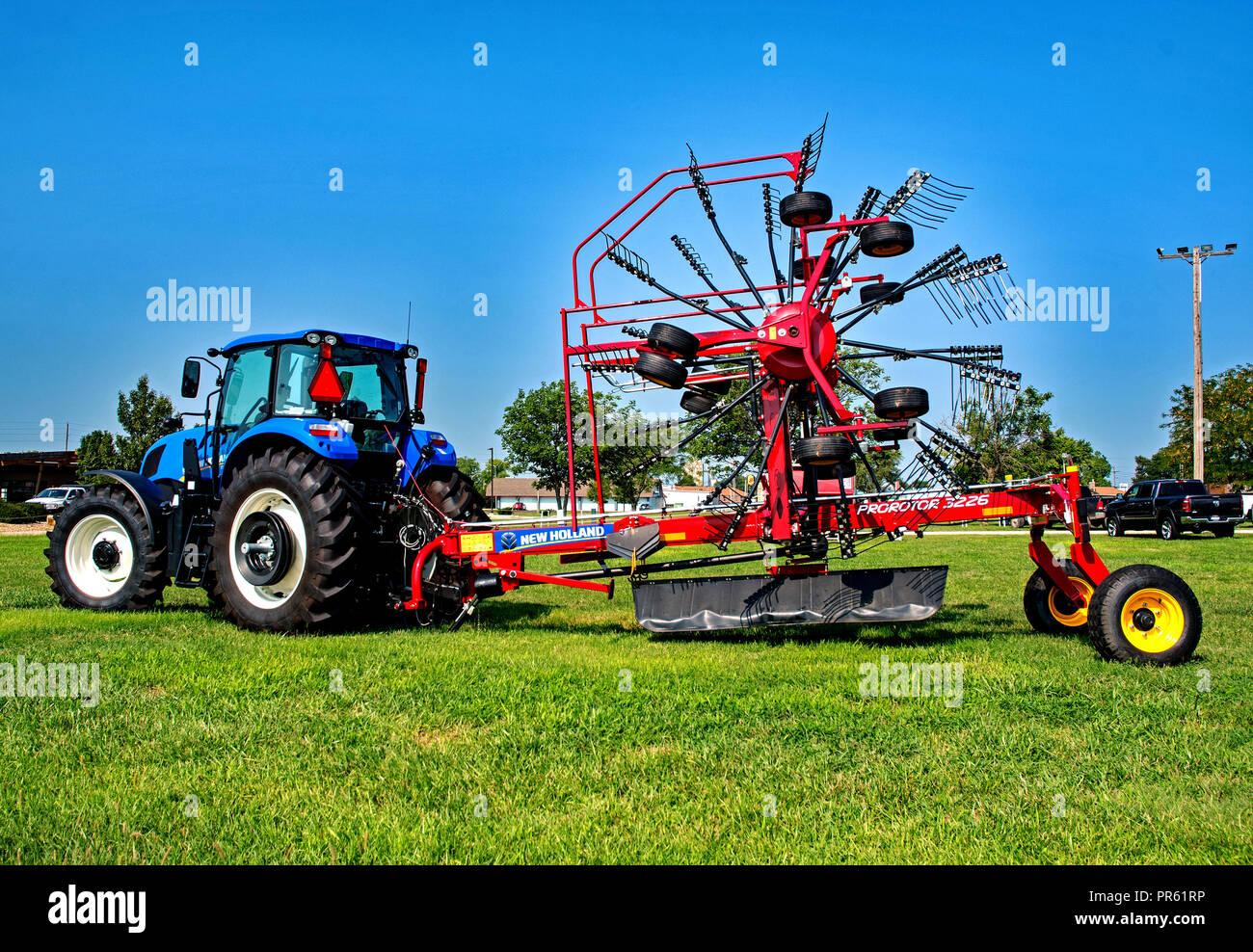 Emporia Kansas, Stati Uniti d'America, Agosto 18, 2018 come parte delle carni bovine annuale Fest di vari tipi di attrezzature agricole realizzato da New Holland è sul display al di fuori del palazzo di Anderson al Lyon County Fairgrounds. Incluse mietitrebbie e testate, trattori, attrezzi per il fieno &spanditori, equitazione tagliaerba, trattori utility, rastrelli rotativi dischi, aratri. Foto Stock