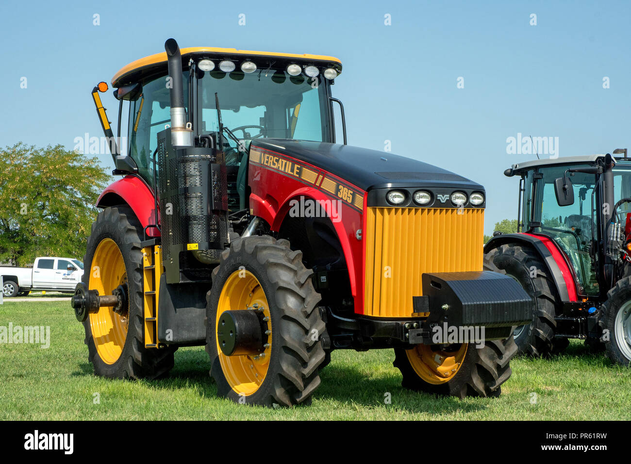 Emporia Kansas, Stati Uniti d'America, Agosto 18, 2018 come parte delle carni bovine annuale Fest di vari tipi di attrezzature agricole realizzato da New Holland è sul display al di fuori del palazzo di Anderson al Lyon County Fairgrounds. Incluse mietitrebbie e testate, trattori, attrezzi per il fieno &spanditori, equitazione tagliaerba, trattori utility, rastrelli rotativi dischi, aratri. Foto Stock