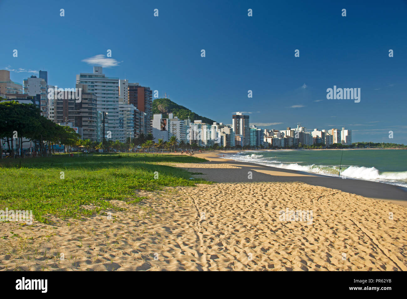 Edifici lungo una spiaggia urbana, Praia da Costa, Vila Velha, Espirito Santo, Brasile Foto Stock