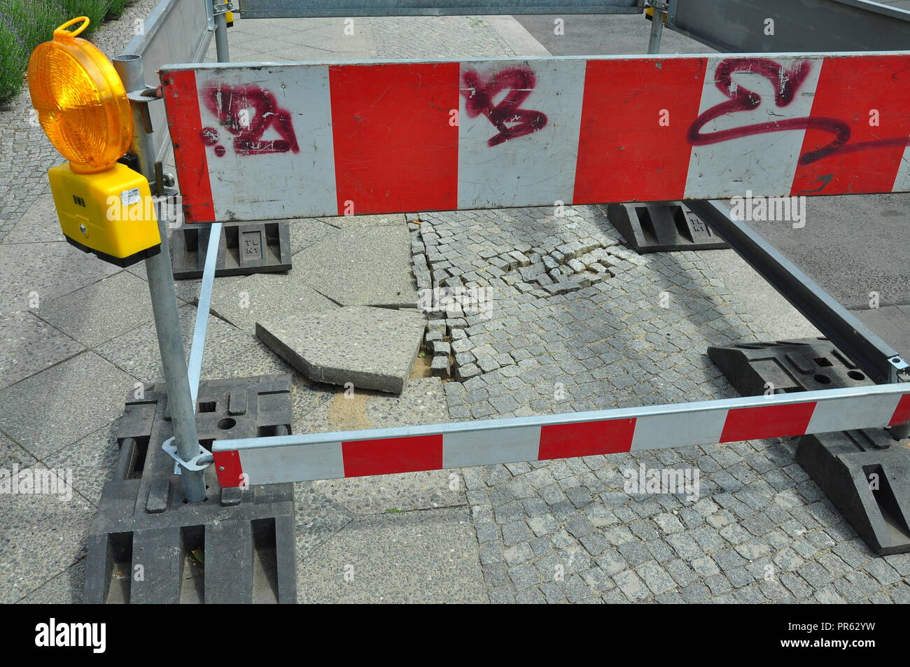 Il marciapiede per lavori di costruzione a Berlino Foto Stock