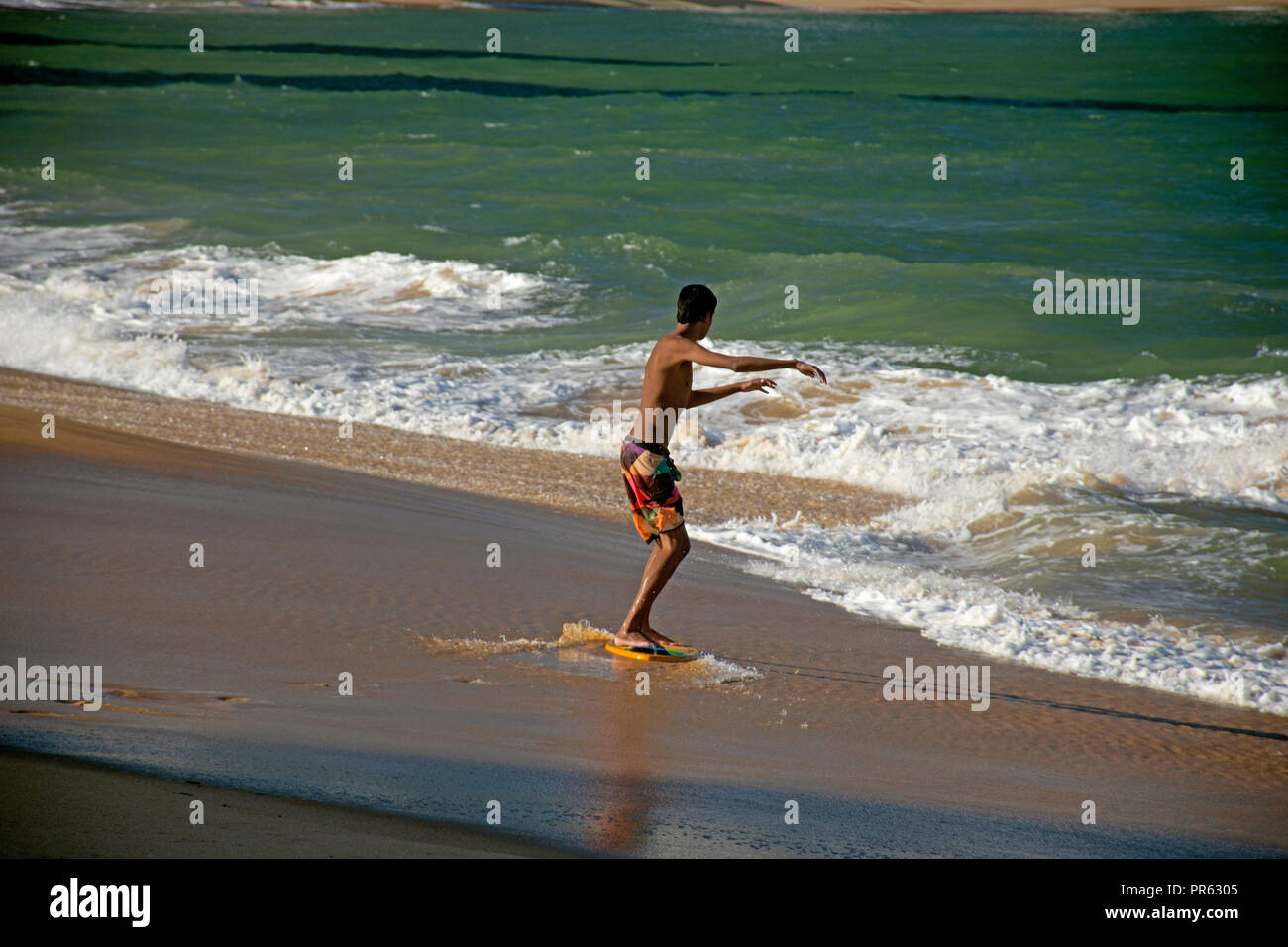 Surfer gode di una spiaggia urbana, Praia da Costa, Vila Velha, Espirito Santo, Brasile Foto Stock