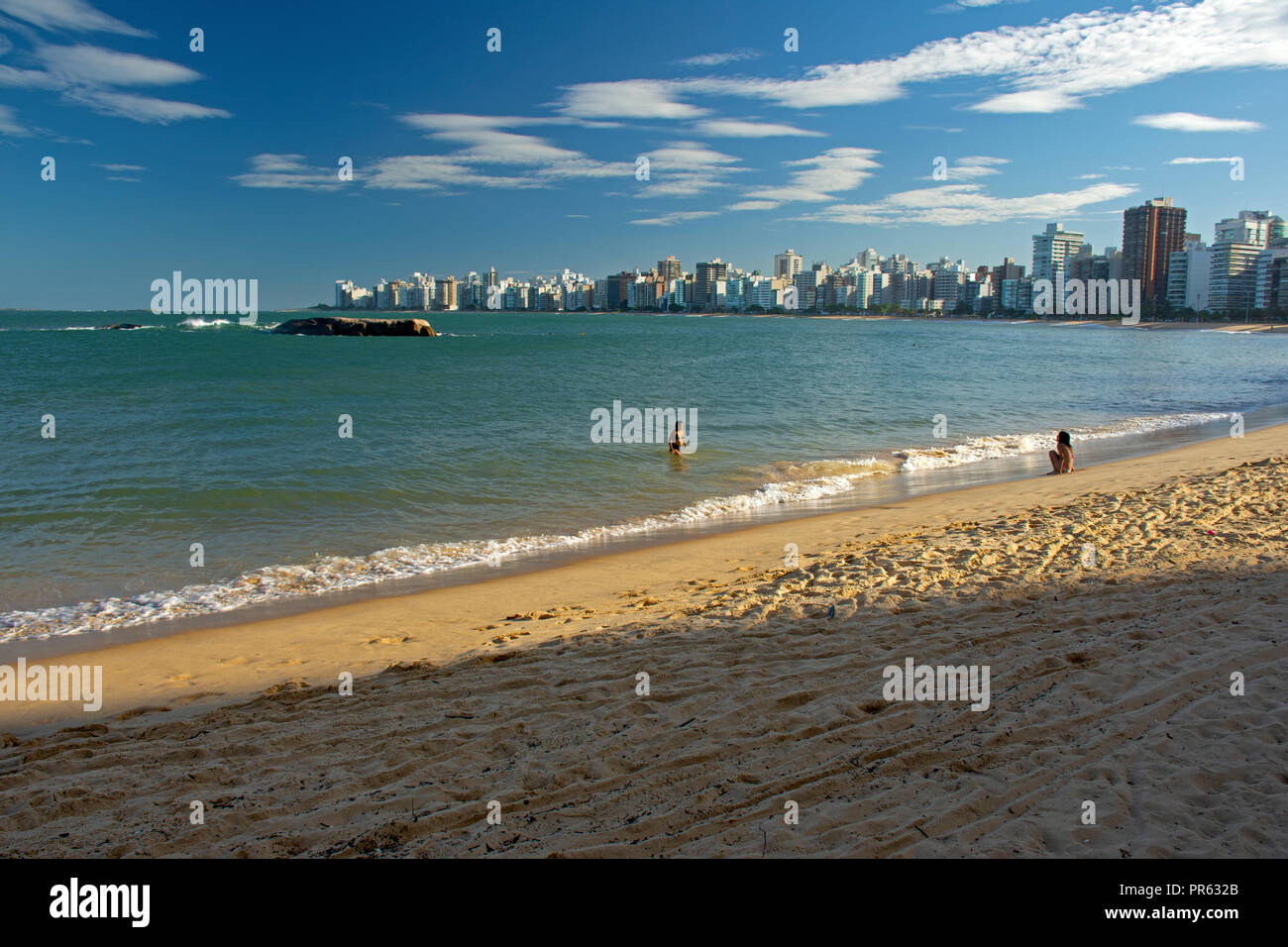 Sun bagnanti godono di una spiaggia urbana, Praia da Costa, Vila Velha, Espirito Santo, Brasile Foto Stock
