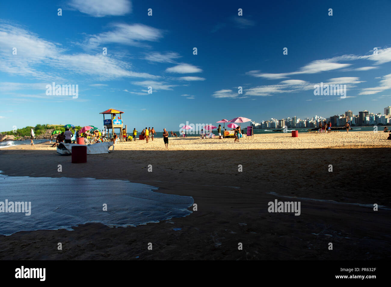 Sun bagnanti godono di una spiaggia urbana, Praia da Costa, Vila Velha, Espirito Santo, Brasile Foto Stock