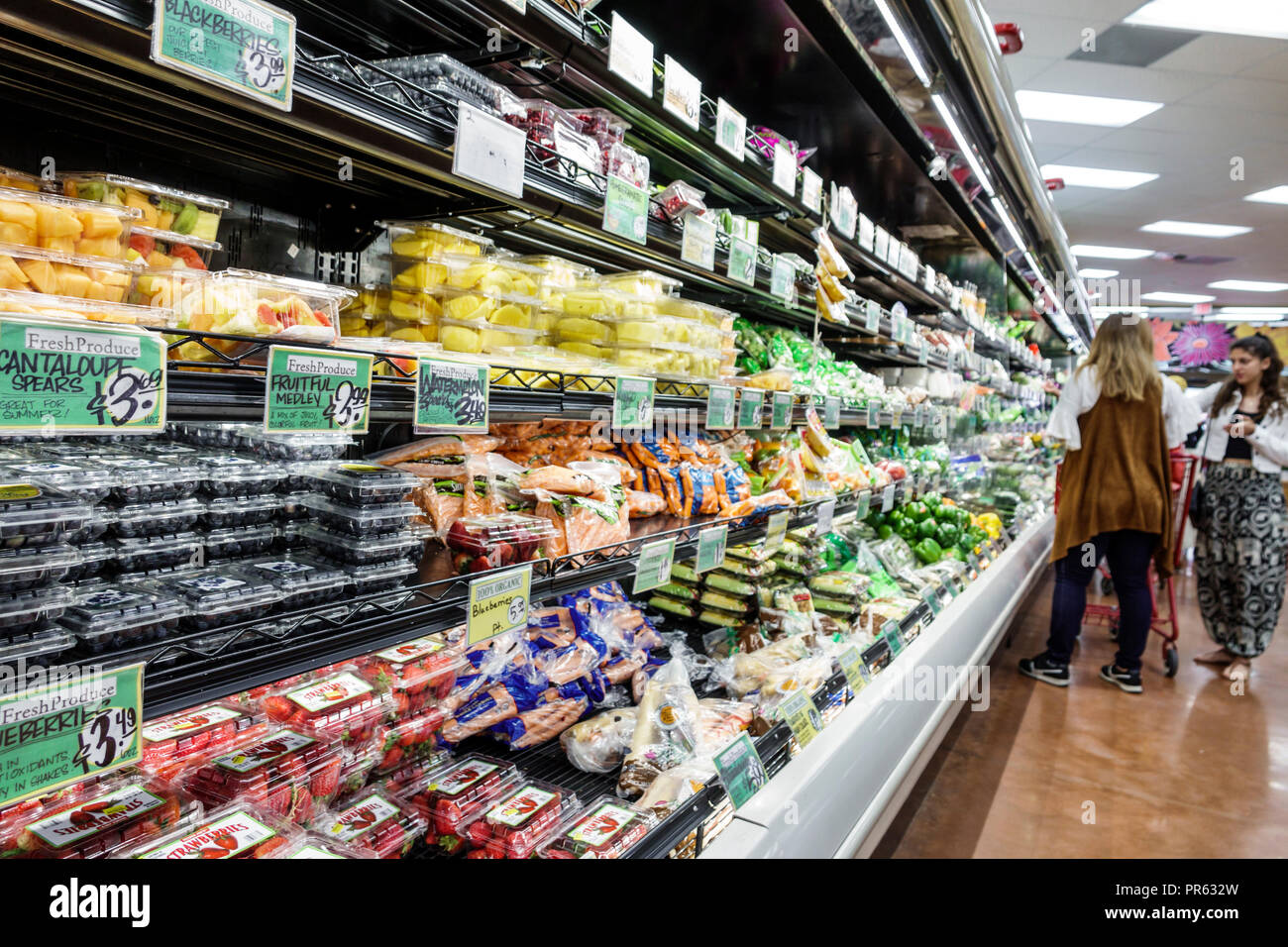 Miami Florida,Trader Joe's supermercato alimentari negozio alimentare, all'interno, shopping acquirenti negozio negozi mercato mercati mercato di acquisto selli Foto Stock