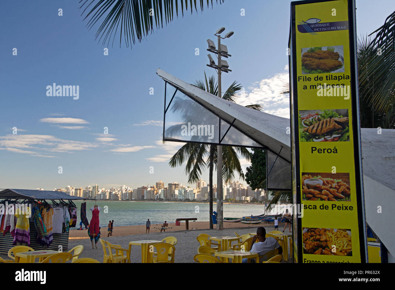 Pressione di stallo di frutti di mare in spiaggia urbana, Praia da Costa, Vila Velha, Espirito Santo, Brasile Foto Stock