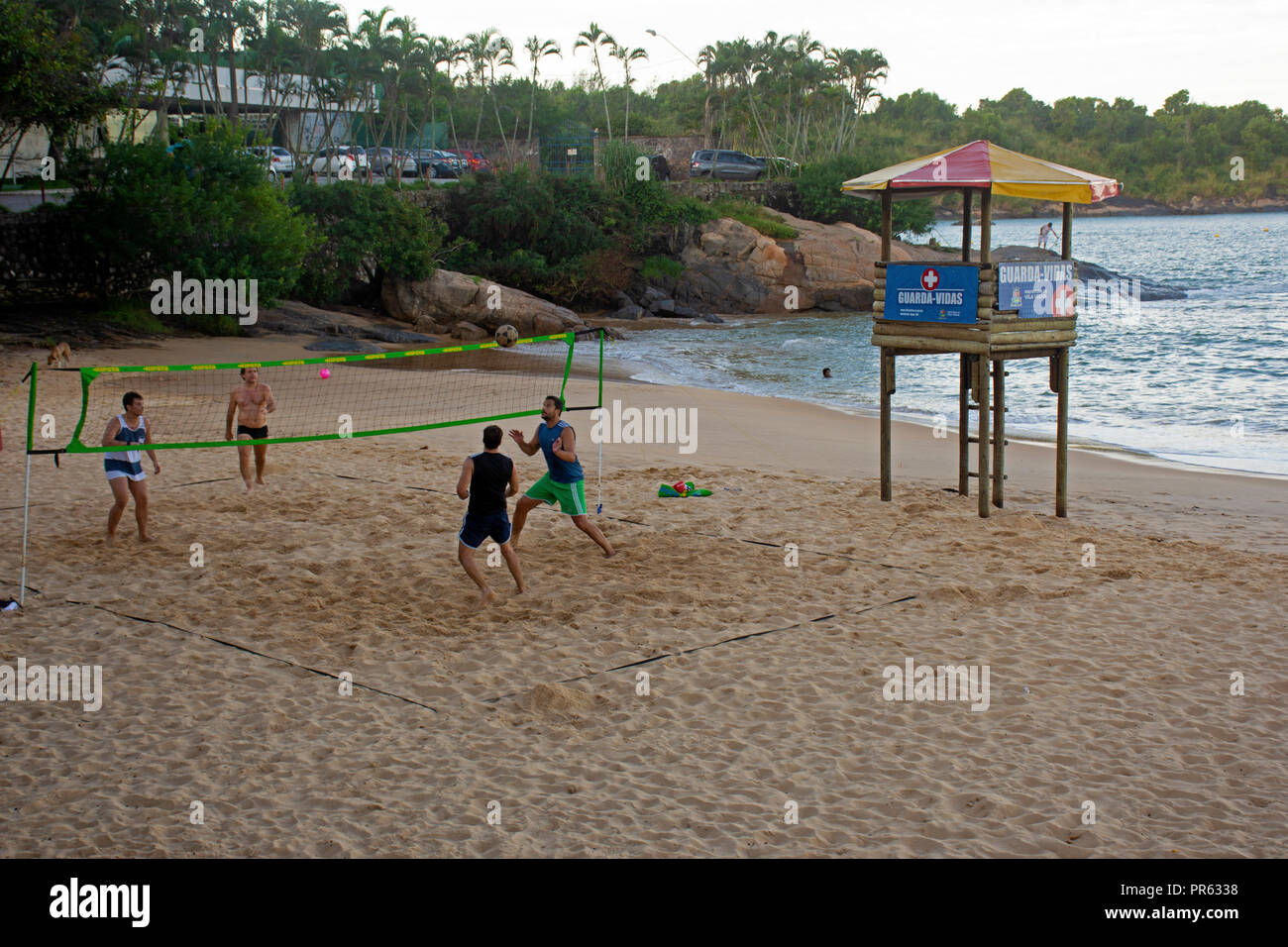 Ragazzi giocare footvolleyball, Praia da Costa, Vila Velha, Espirito Santo, Brasile Foto Stock