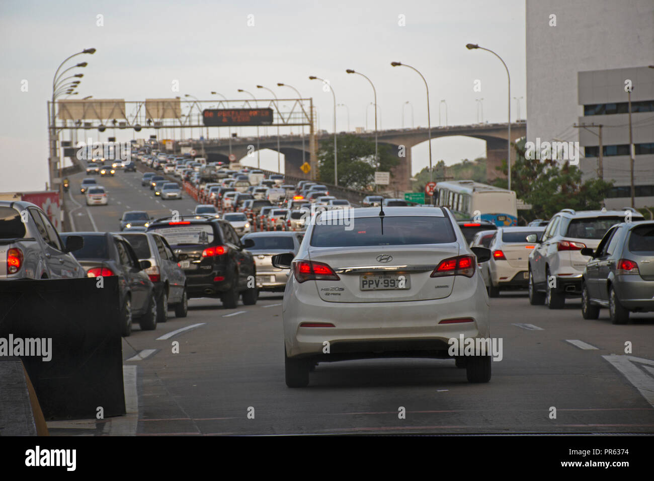 Inceppamento di traffico al terzo ponte di collegamento tra le città di Vitoria e Vila Velha, Espirito Santo, Brasile Foto Stock