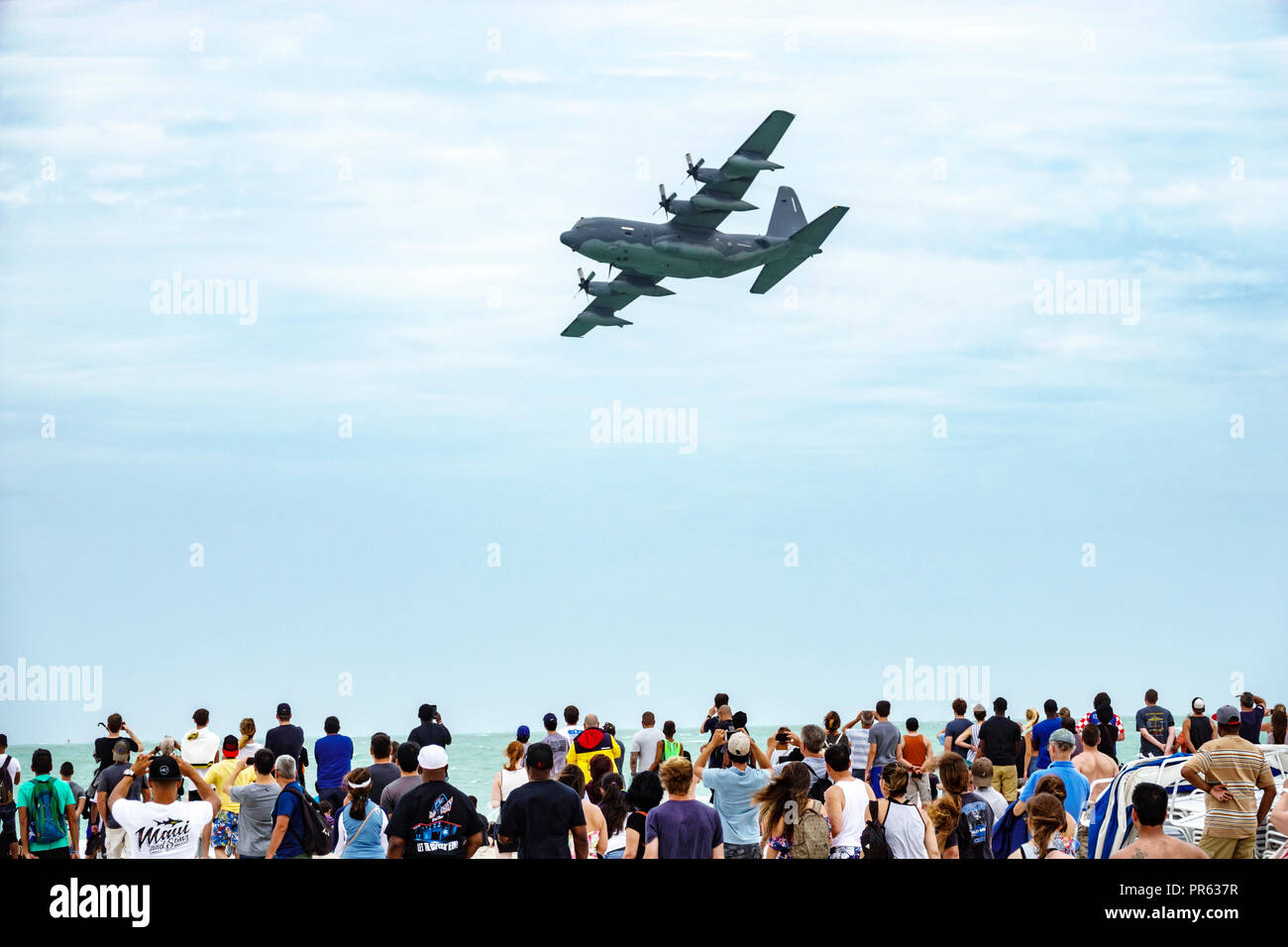Miami Beach Florida, National Salute to America's Heroes Air & Sea Show, Lockheed C-130 Hercules quattro-motore turboprop velivolo di trasporto militare, audie Foto Stock