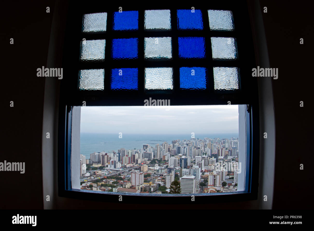Città di Vila Velha visto da una, all'interno della finestra al Convento di Nostra Signora di Penha, Vila Velha, Espirito Santo, Brasile Foto Stock