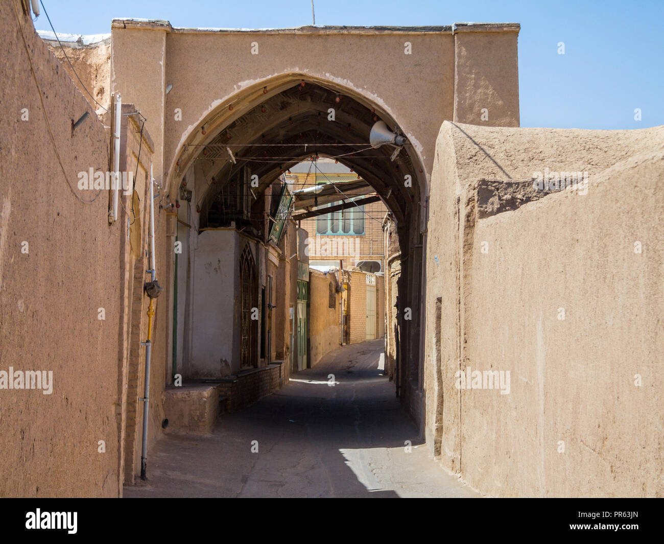 Strada tipica della vecchia città di Kashan, Iran, con le sue tipiche pareti in argilla, antiche porte e edifici di argilla. Kashan è la città principale del centro di Iran Foto Stock
