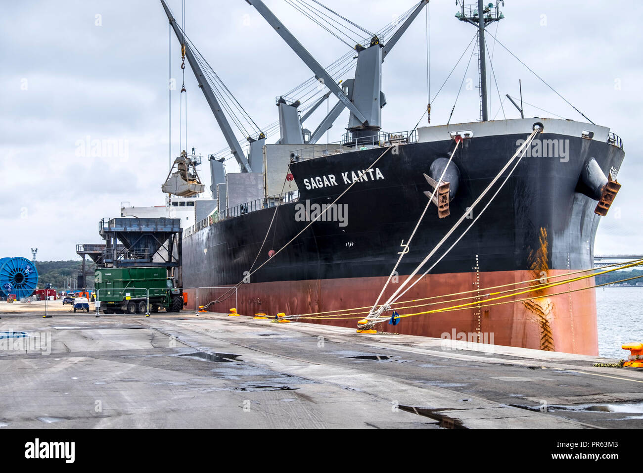 Carico che viene scaricato dalla Sagar Kanta nella tramoggia Foto Stock