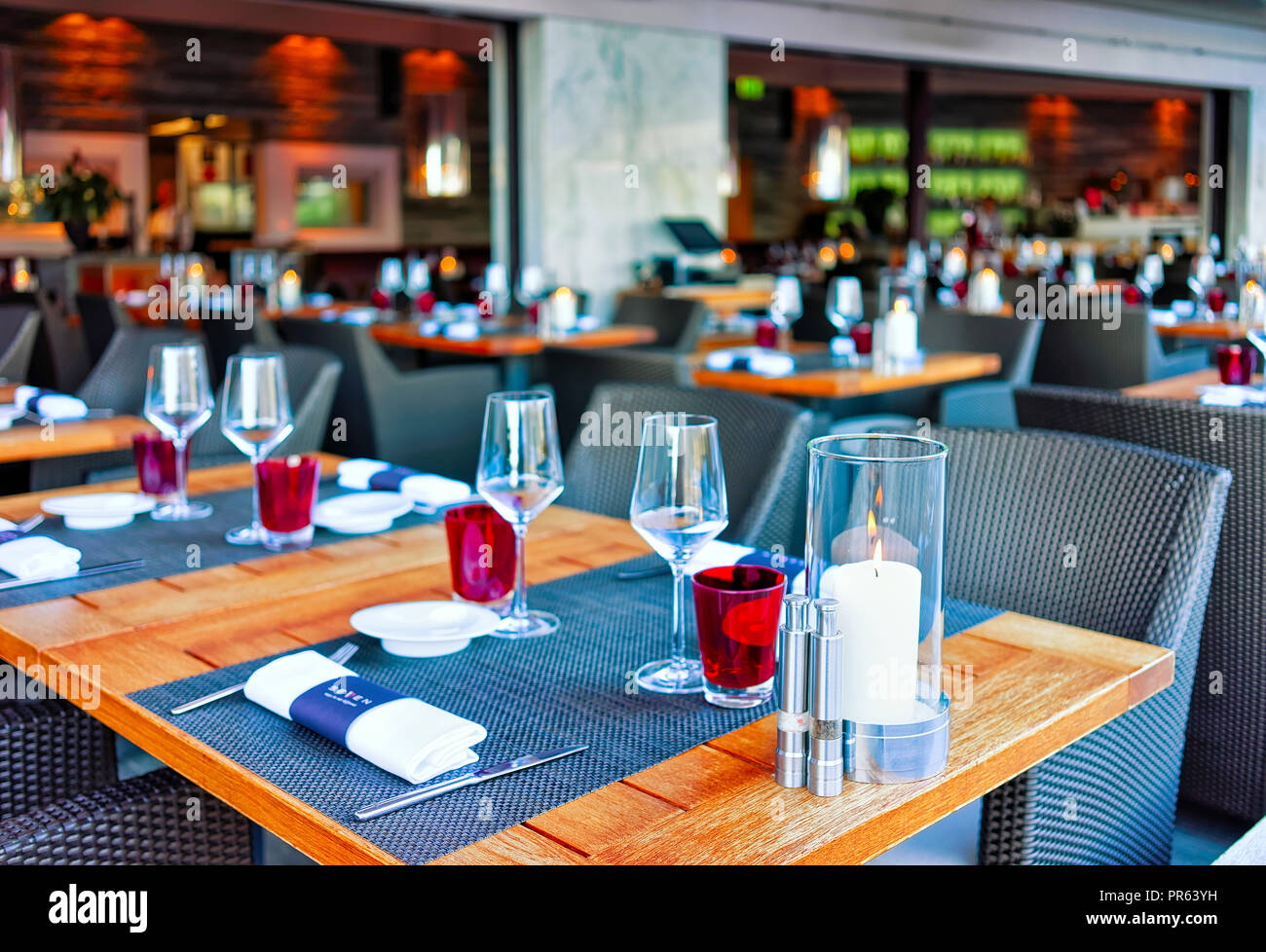 Ascona, Svizzera - Agosto 23, 2016: tipico ristorante terrazza con sedie e tavoli e pronto per un pasto presso il lussuoso resort di Ascona sul lago ma Foto Stock