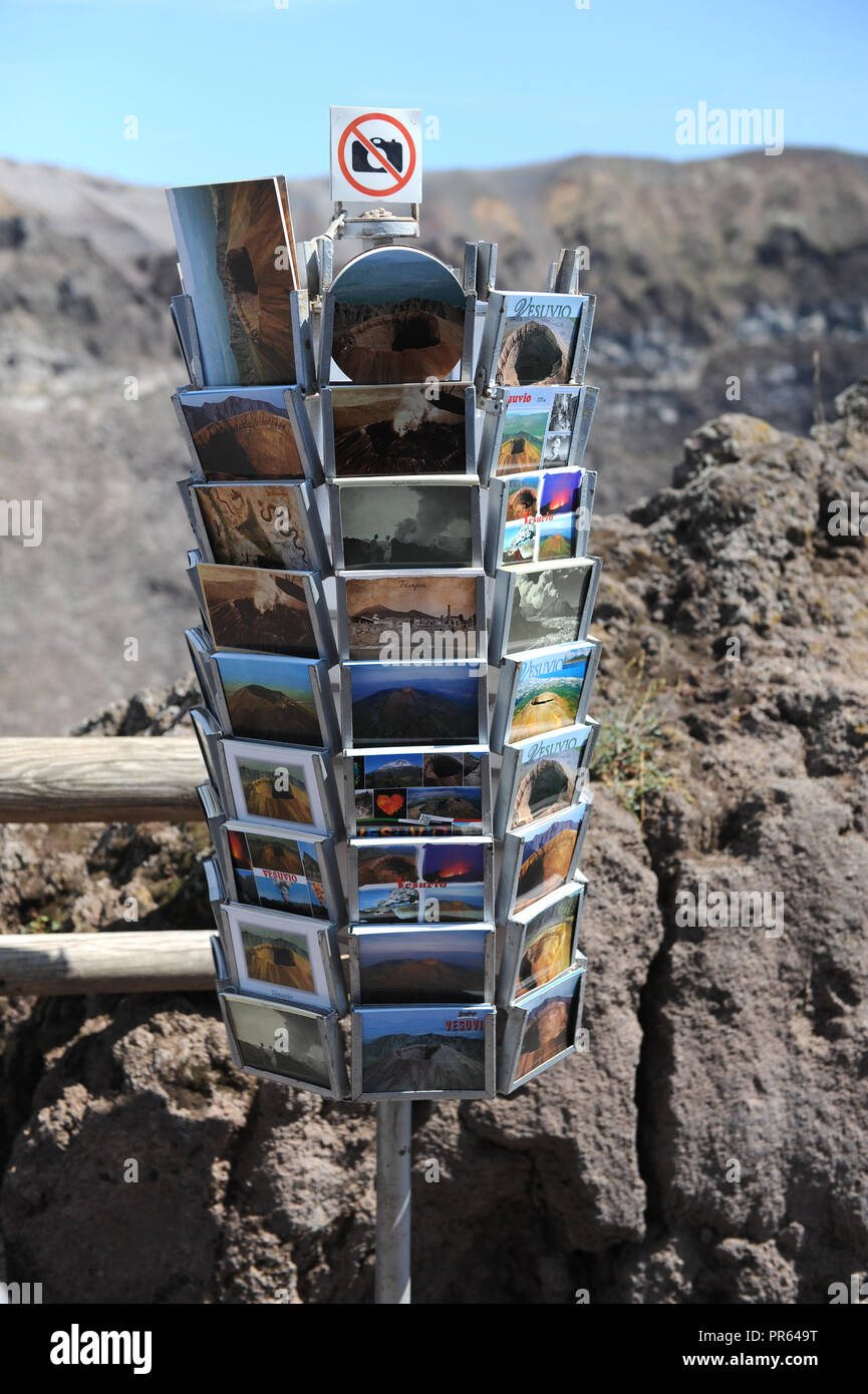 Cartoline per la vendita sulla vetta del Vesuvio a Napoli. Foto Stock