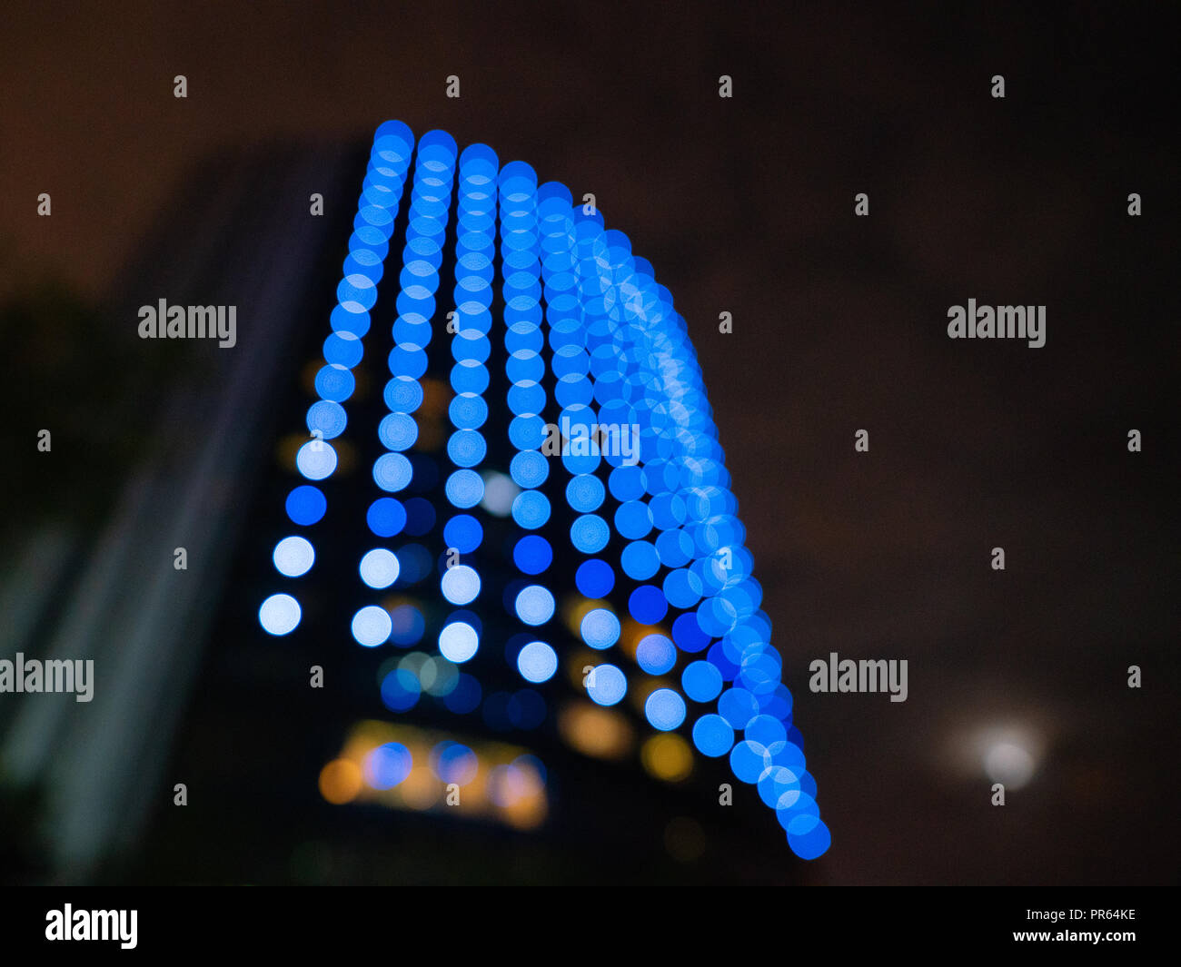 Vista sfocati di un moderno edificio a Shanghai in Cina con bellissimo tondo blu effetto bokeh di fondo Foto Stock