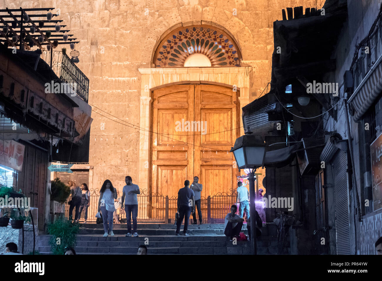 Damasco / Siria: notte foto del back gate della moschea degli omayyä di Al Qaymariyya, Bab Touma e Bab Sharqi con la gente a piedi. Foto Stock