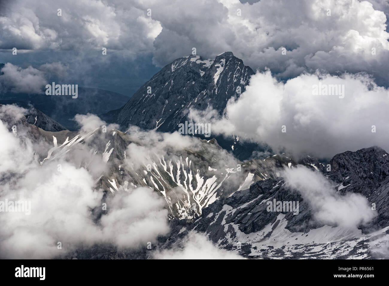 Con vista panoramica delle Alpi Bavaresi dal Zugspitze, la montagna più alta del paese e la casa di tre ghiacciai e Germania la località sciistica più alta. Foto Stock