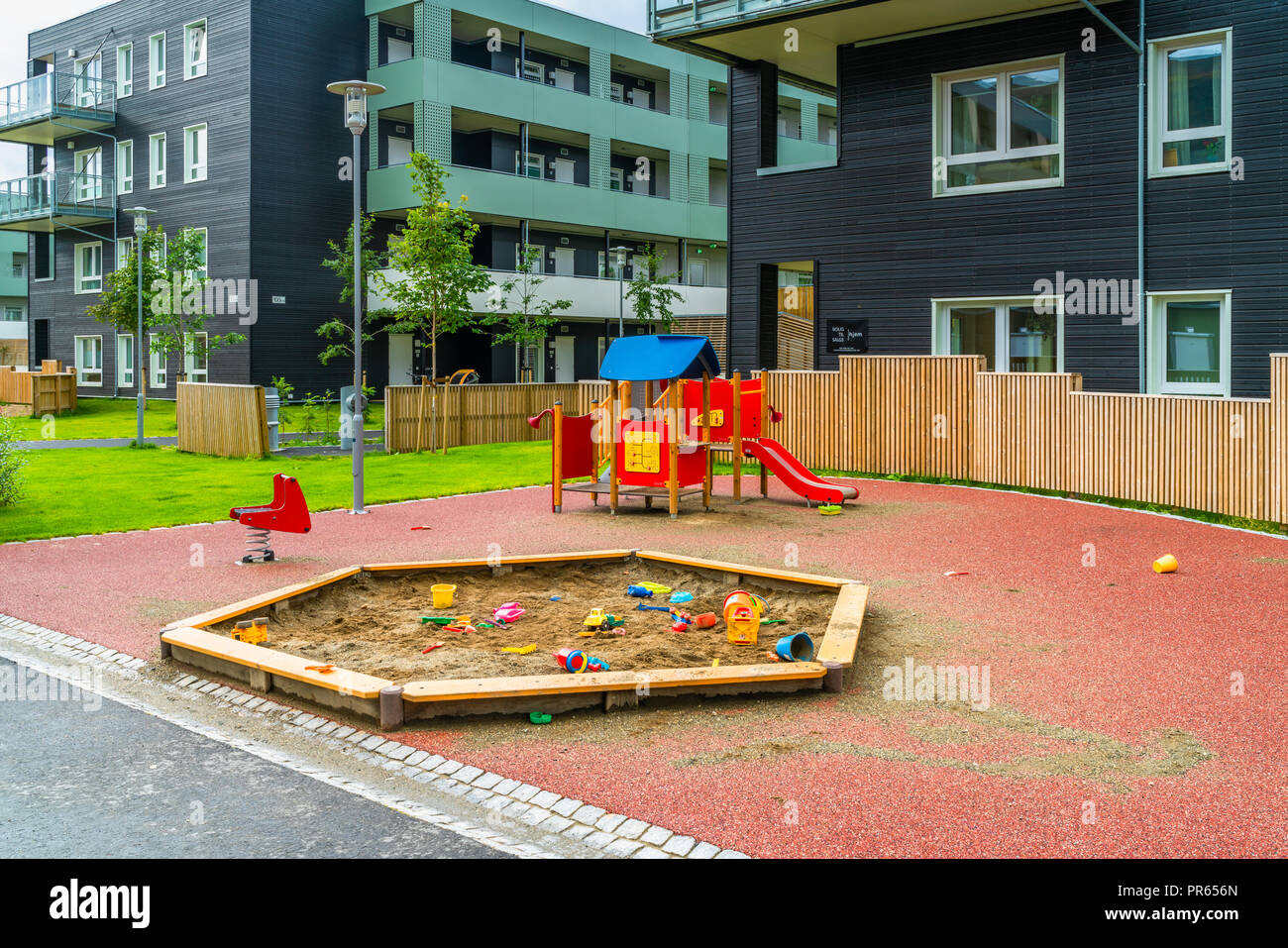 TROMSO, NORVEGIA, Settembre 2nd, 2018: parco giochi per bambini in un complesso residenziale a Tromso. Foto Stock