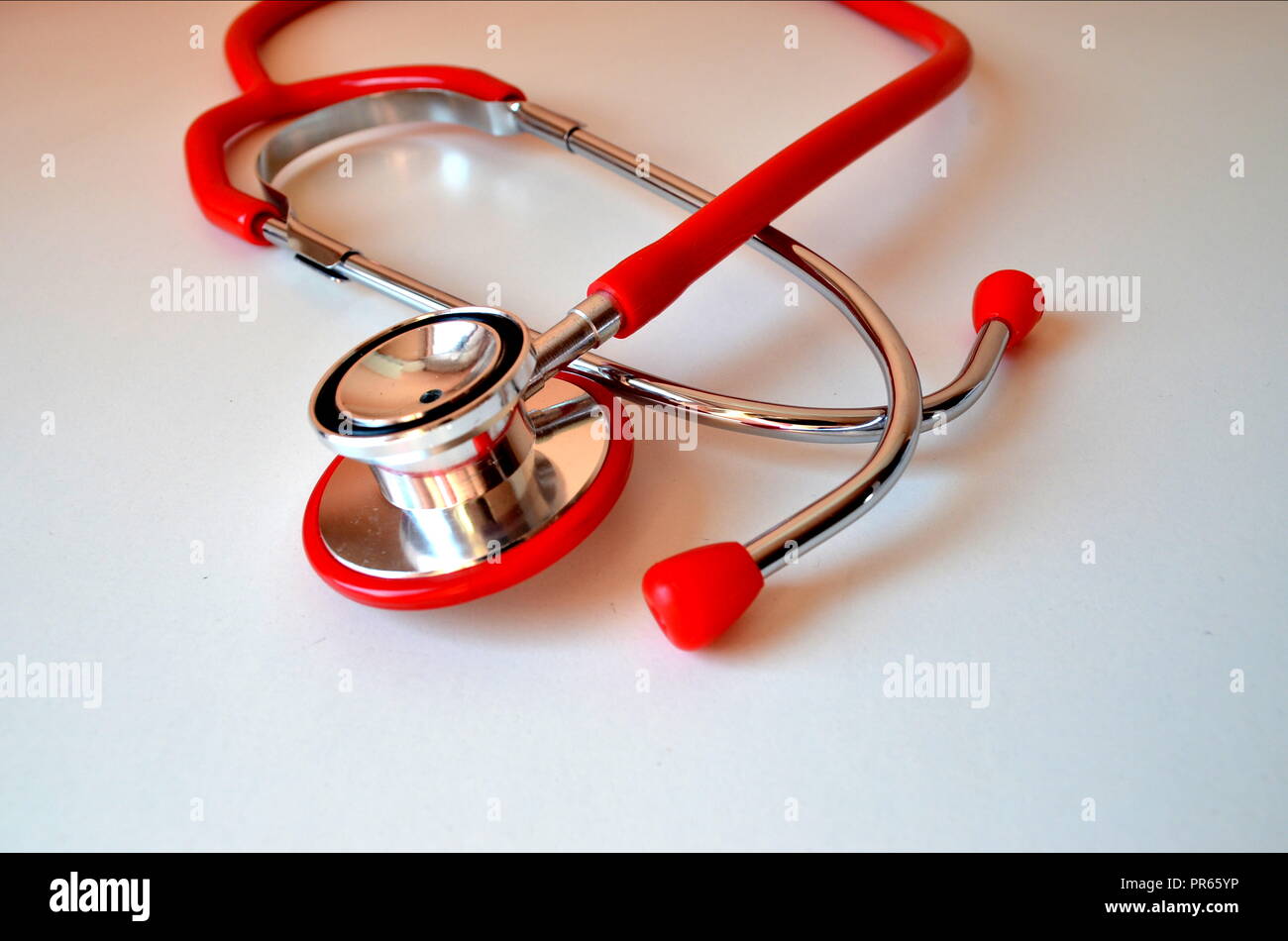 Stetoscopio rosso è la base di un medico per la diagnosi Foto Stock