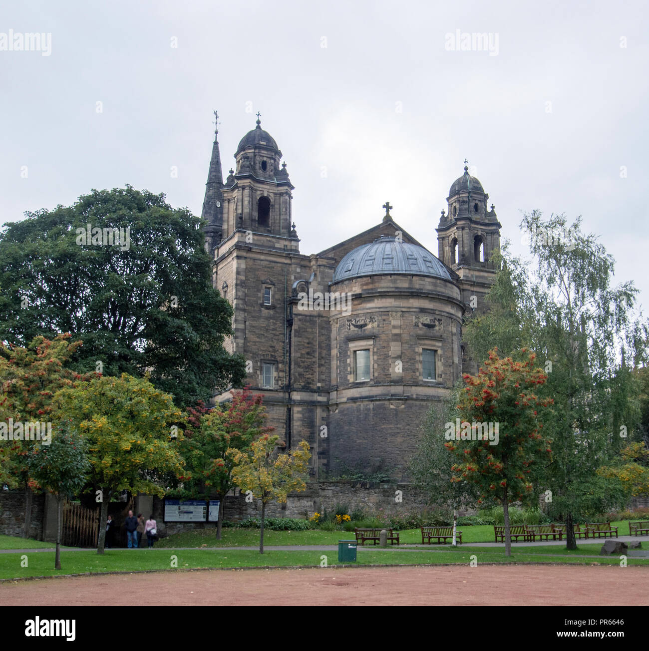 Edimburgo, Scozia - 27 settembre 2018: il retro della Chiesa Parrocchiale di St Cuthbert, Edimburgo. Foto Stock