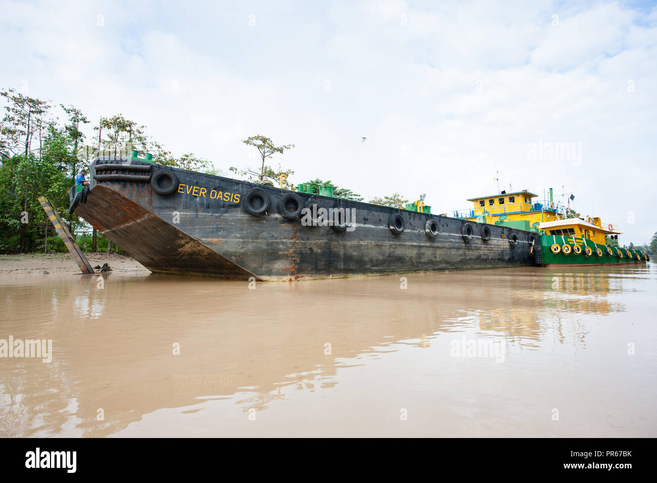 Palm petroliera a un molo sul fiume Kinabatangan nel Borneo Sabah essendo caricato con olio di palma raffinato per l'esportazione Foto Stock