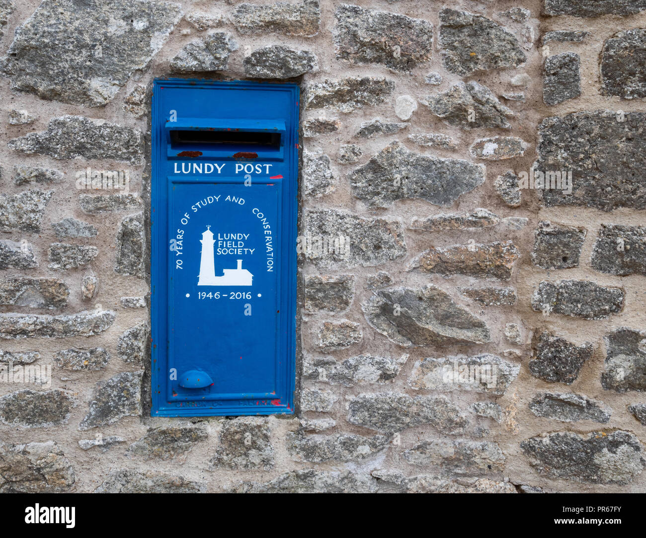 Blu casella postale su Lundy Island che dispone di un proprio servizio postale Foto Stock