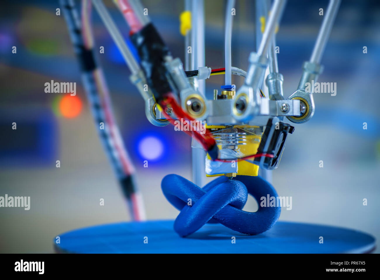 Ricambi di stampa su di un delta stampante 3D in laboratorio industriale Foto Stock