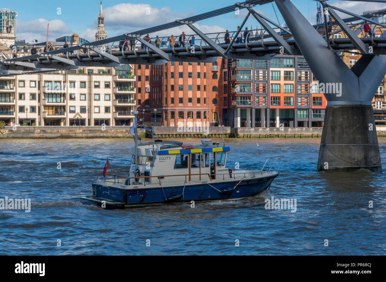 La Metropolitan Police barca o lancio di pattuglia sul fiume Tamigi a Londra centrale di andare sotto il Millennium Bridge. Foto Stock