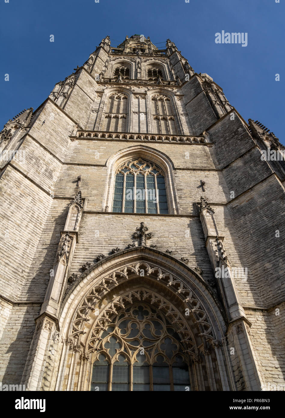 Breda, Paesi Bassi - 29 Settembre 2018: RELIGIOSI chiesa cattedrale con la luce diretta del sole Foto Stock