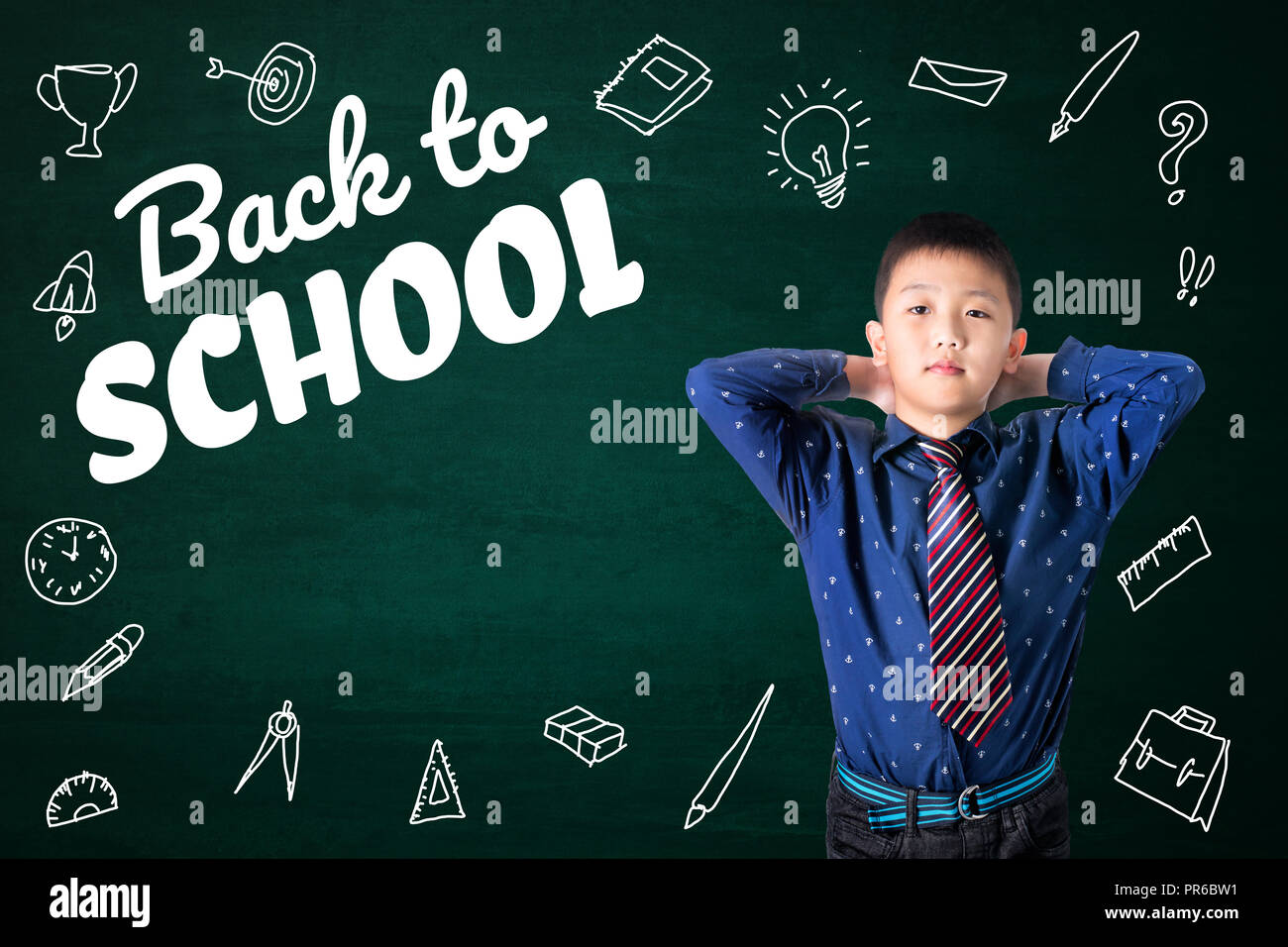 Si torna a scuola il testo con Asian kid e forniture di cancelleria scuola attività oggetto di apprendimento, disegnata a mano sulla lavagna verde, istruzione indietro t Foto Stock