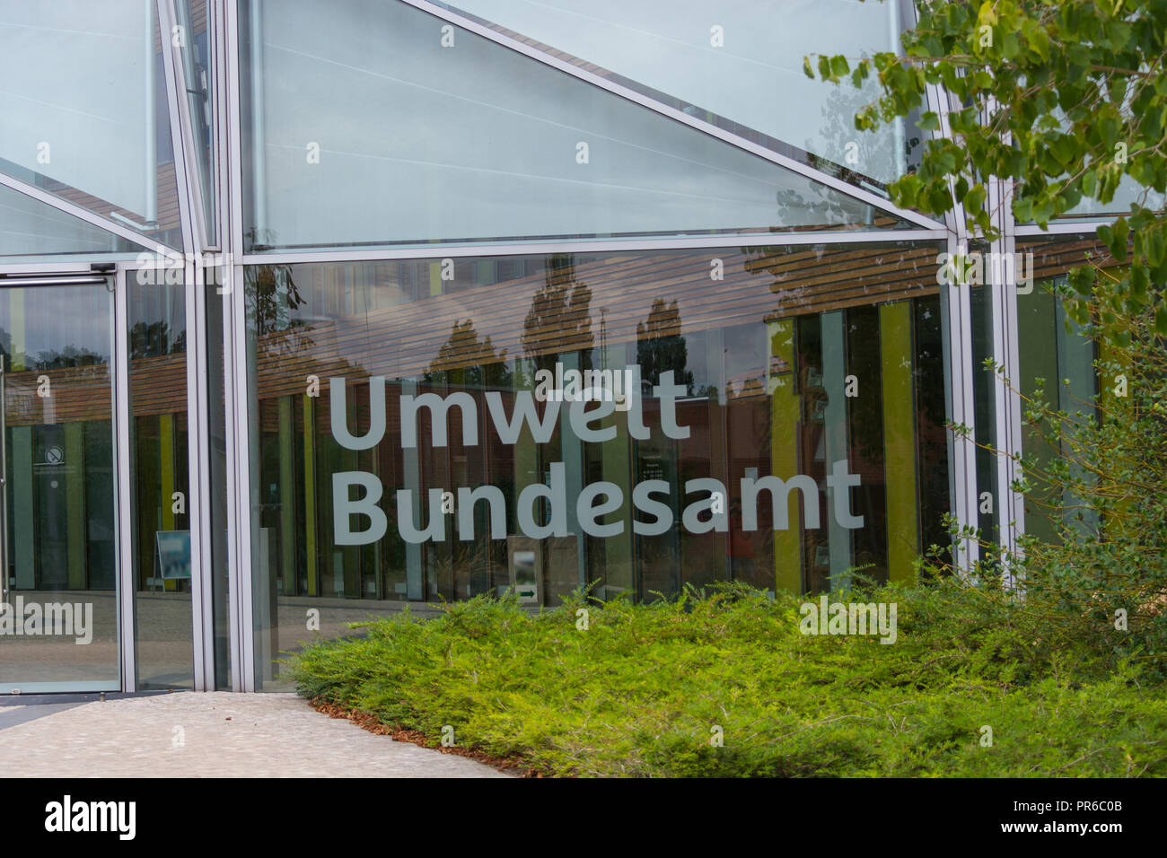 Ambiente, facciata di vetro e la zona di ingresso dell'Agenzia federale per l'ambiente a Dessau iscrizione sulla lastra di vetro in tedesco - Environmen federale Foto Stock