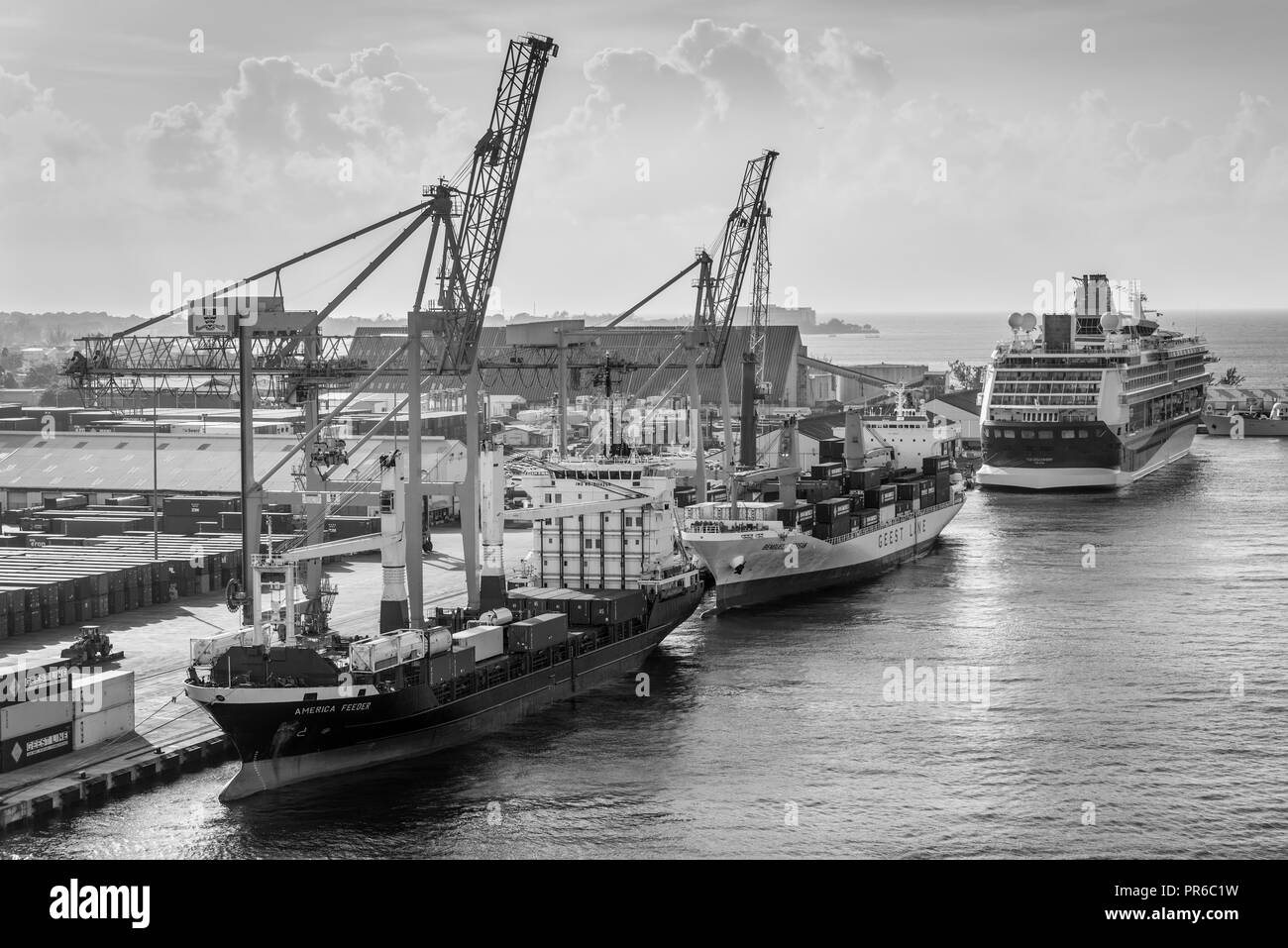 Bridgetown, Barbados - Dicembre 18, 2016: container e navi da crociera ormeggiata nel porto di Bridgetown, Barbados isola, paradiso caraibico. Il nero e di Pentecoste Foto Stock