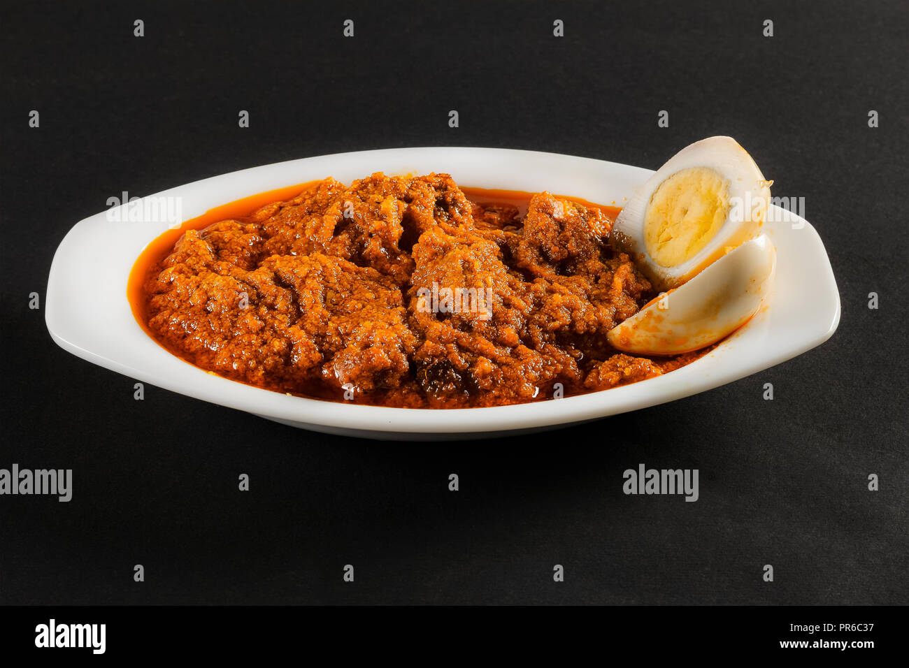 Di montone tritata(Montone Keema in volgare Indiano), con uova sode o fetta, preparato con il famoso spezie indiane, appena a destra per la non-veg foodies. Foto Stock