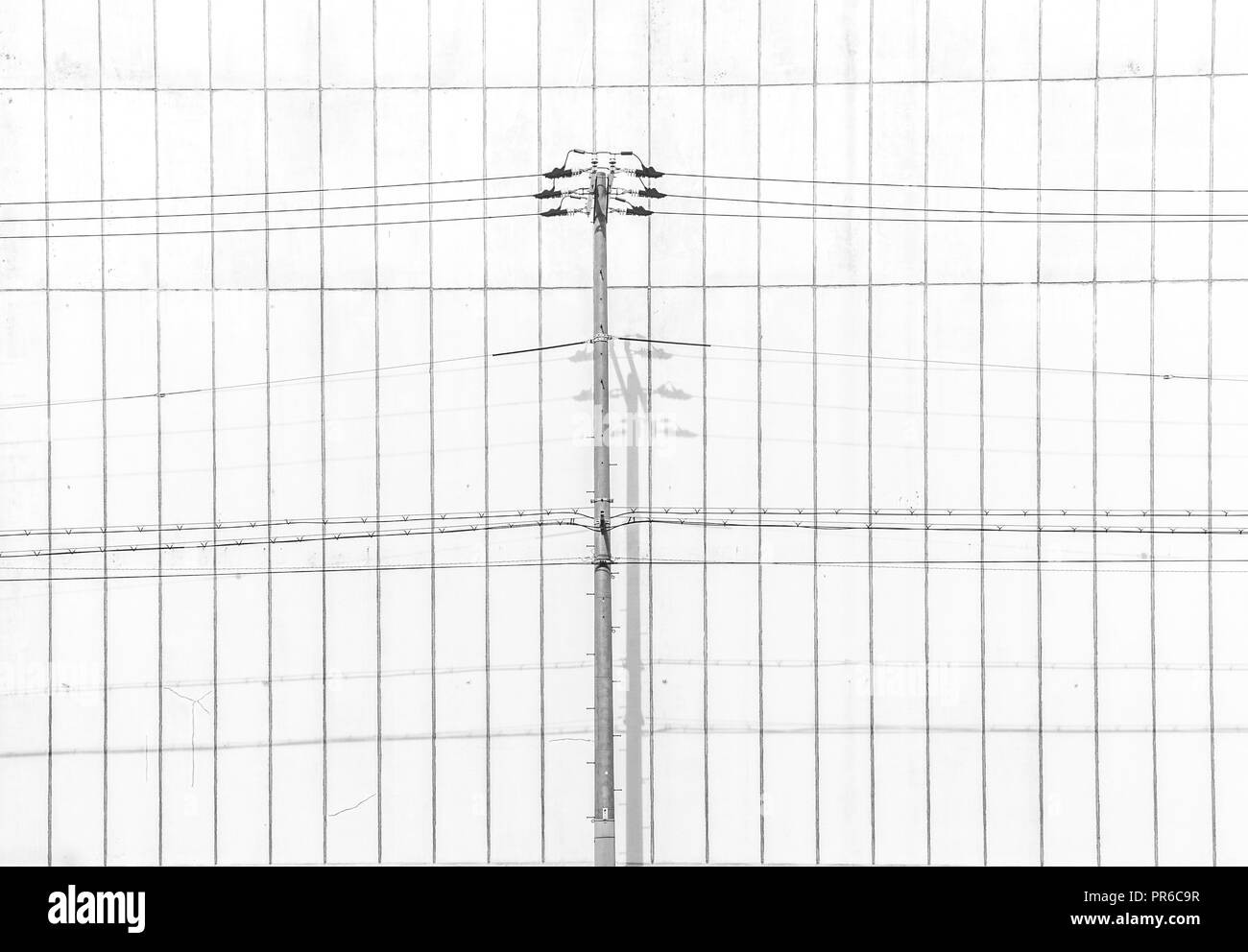 Alimentazione/linea telefonica con le ombre e la parete di sfondo, Kobe, Giappone Foto Stock