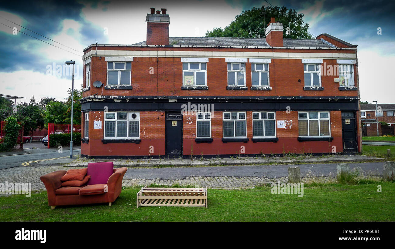 Pub in disuso con volare con punta di arredo esterno, Manchester, Regno Unito Foto Stock