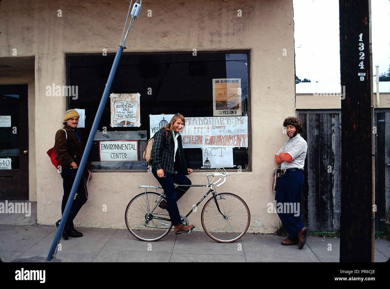 Ciclista nella parte anteriore del centro ambientale Maggio 1972 California Foto Stock