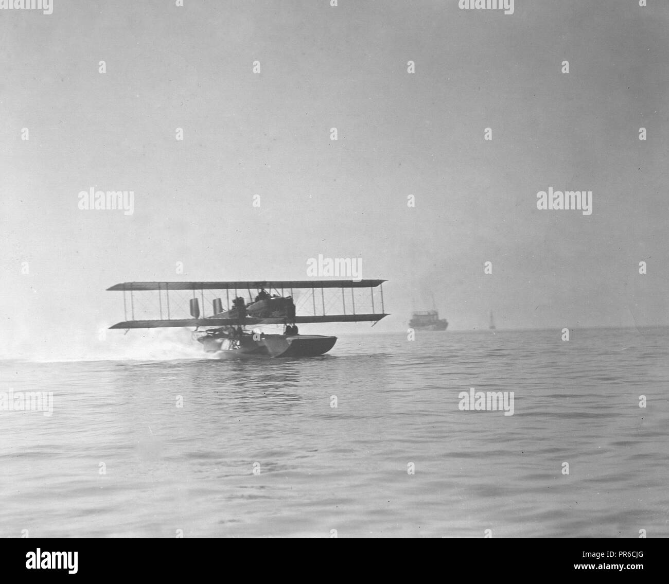 Utilizzando un mare-sled in connessione con i caproni Bi-piano in corrispondenza della U.S. Naval Air Station, Hampton Roads, VA. Lavoro sperimentale condotta dal capitano H.C. Mustin, U.S.N. Foto Stock