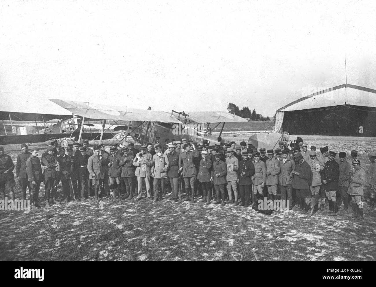 1918 - francese e americano Aviatori. Aviazione francese squadron con molti americani aviatori permanente sulla sinistra Foto Stock