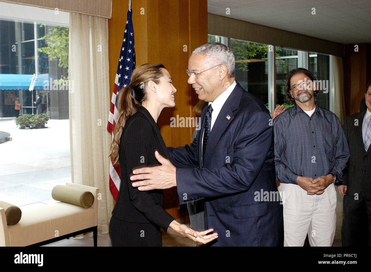 La ricezione a Harry Truman edificio per l'attrice Angelina Jolie, accolti dal reparto funzionari e personale [compreso il Segretario Colin Powell Foto Stock