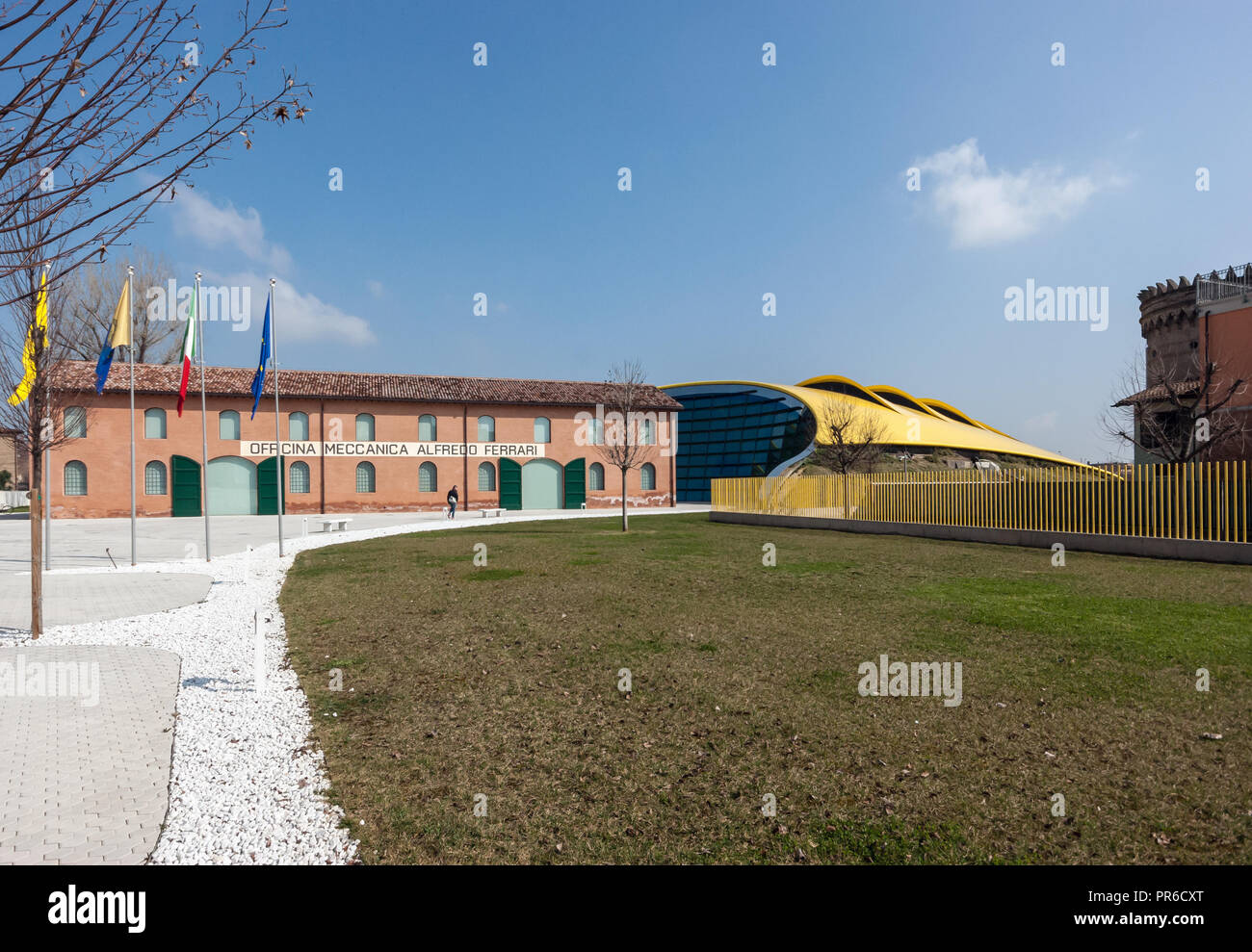 Il Museo Enzo Ferrari automobile museum, Modena, Italia, il museo ufficiale della Ferrari; edificio (2012) Progettato da architetti britannici i futuri sistemi Foto Stock