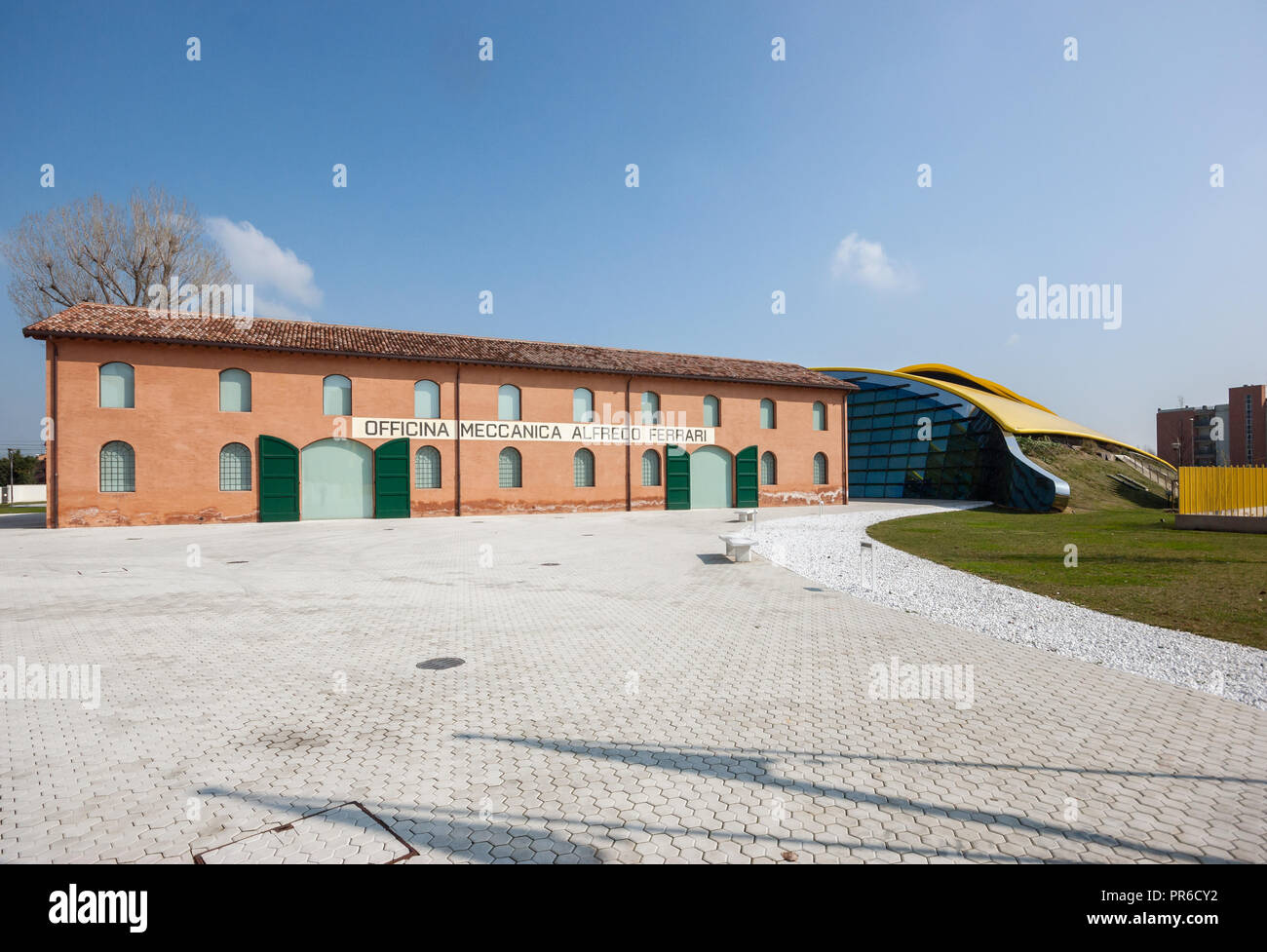 Il Museo Enzo Ferrari automobile museum, Modena, Italia, il museo ufficiale della Ferrari; edificio (2012) Progettato da architetti britannici i futuri sistemi Foto Stock