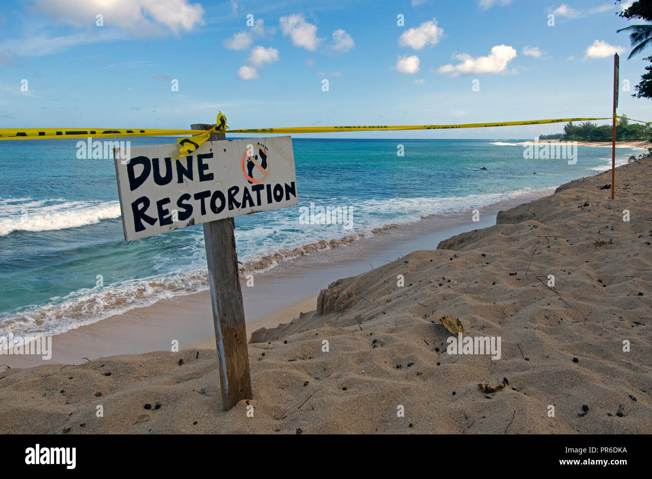 Spiaggia di grave erosione in Ehukai Beach o Banzai Pipeline, North Shore di Oahu, Hawaii, STATI UNITI D'AMERICA Foto Stock