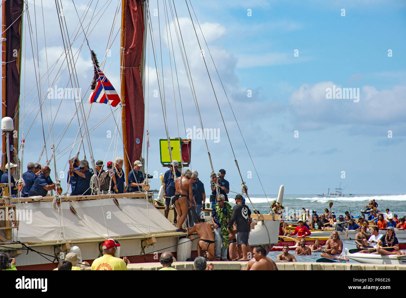 Tradizionale canoa hawaiana Hokulea arriva dal suo viaggio in tutto il mondo di circumnavigazione senza strumenti, Hokulea Homecoming, Oahu, Hawaii, STATI UNITI D'AMERICA Foto Stock